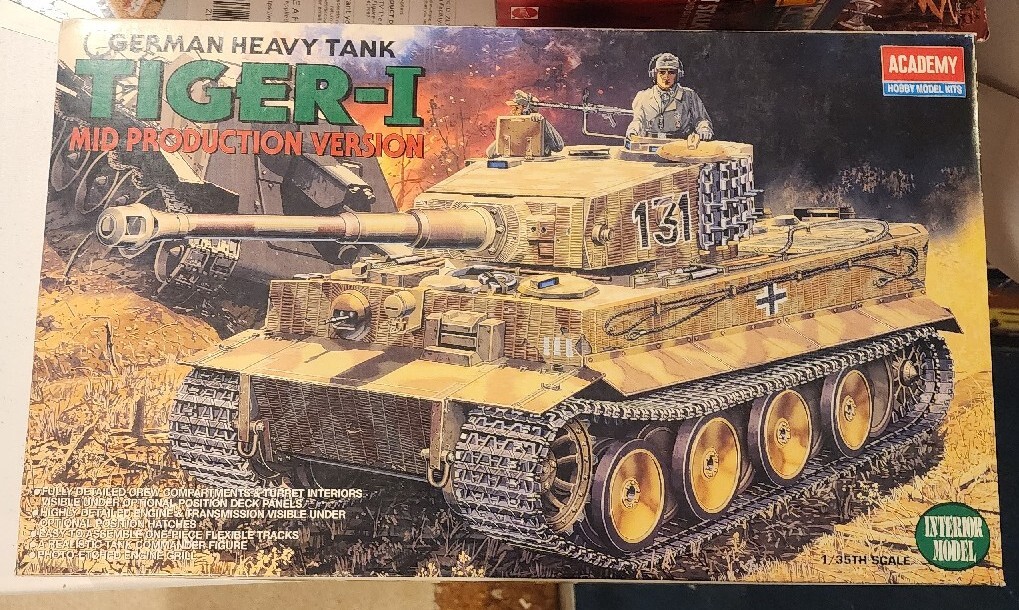 Academy 1/35 Tiger 1 Mid production Full Interior Never