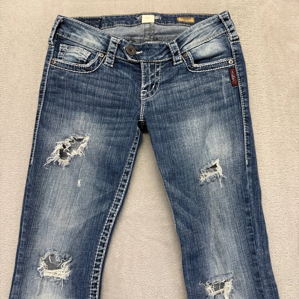 Pantalones de mezclilla plateados para mujer 27 Tuesday corte bota desgastados bigotes lavado medio Foto 4 de 4