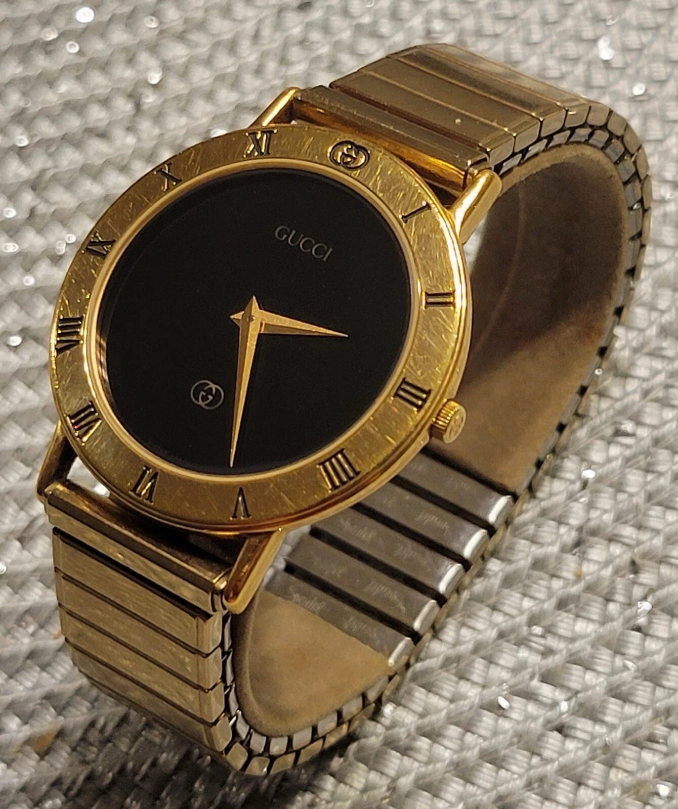 Montre Gucci 3000M bracelet métal cadran noir 