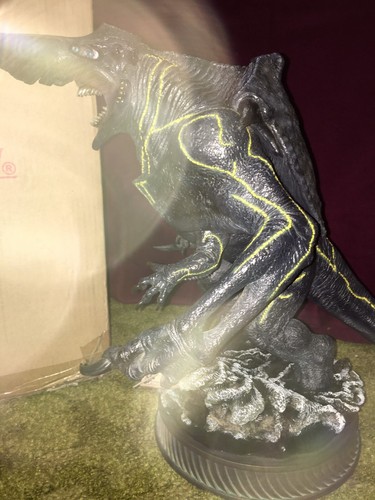 Sideshow Collectibles Pacific Rim Knifehead Statue -249/1000-Lights Up - Picture 6 of 12