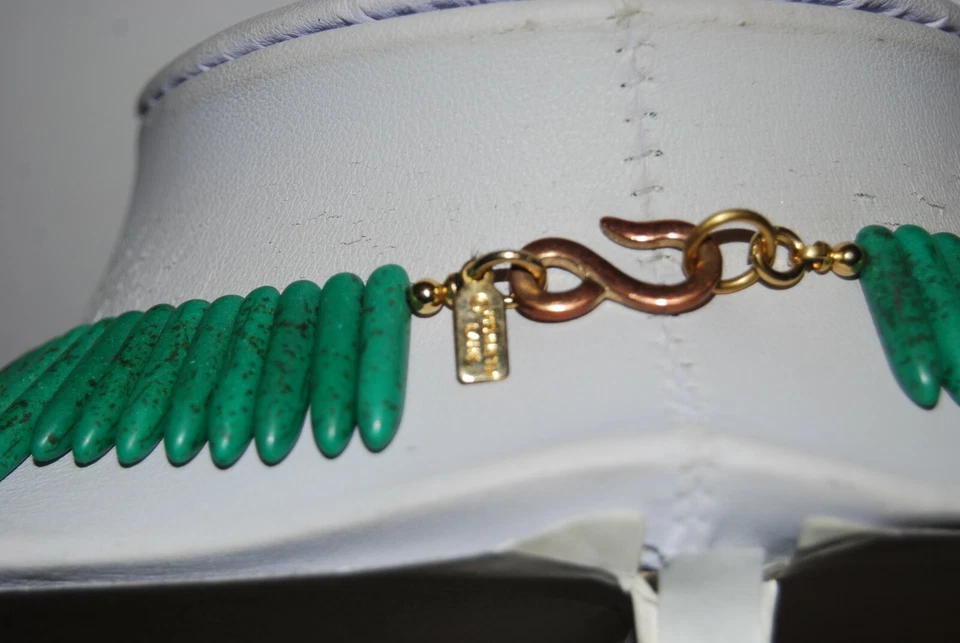 COLLAR GARGANTILLA COLLAR PALO ACRÍLICO VERDE Y BEIGE RENACIMIENTO EGIPCIO KENNETH LANE Foto 4 de 4