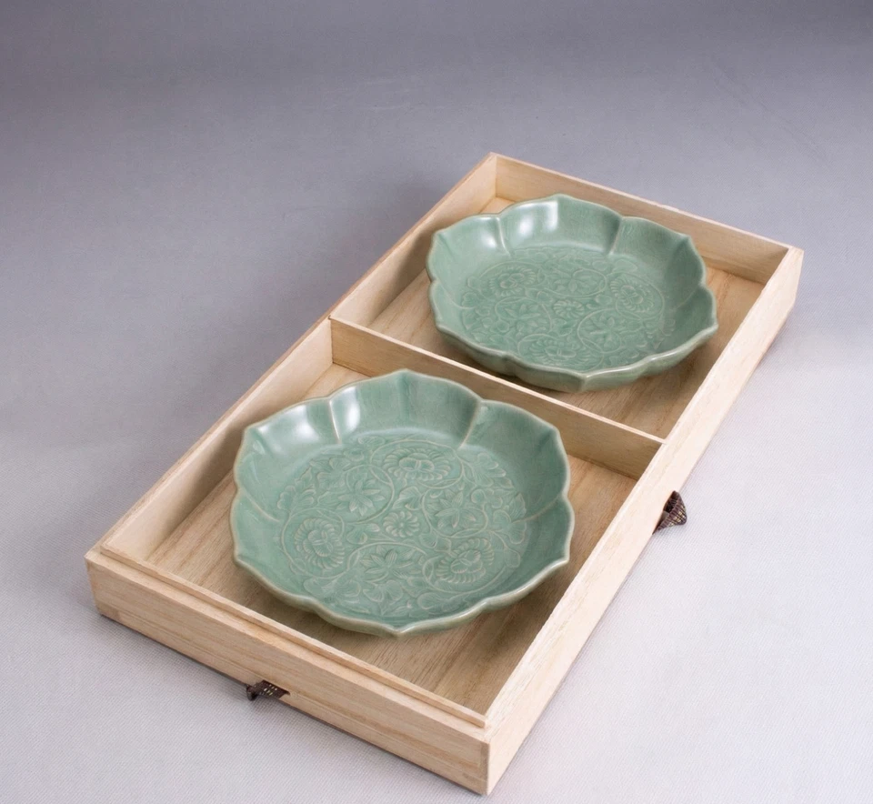 Juego de 2 platos de porcelana Korean Master Celadon relieve peonía con caja de madera Foto 2 de 4