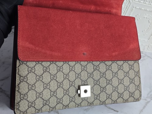 Bolso de hombro grande Gucci Dionysus GG Supreme beige/ébano con ribete de gamuza roja - Imagen 14 de 18