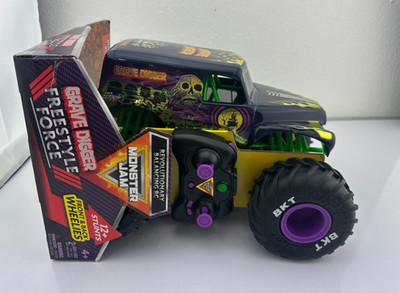 Monster Jam, Official Grave Digger Freestyle, Remote Control Car. New