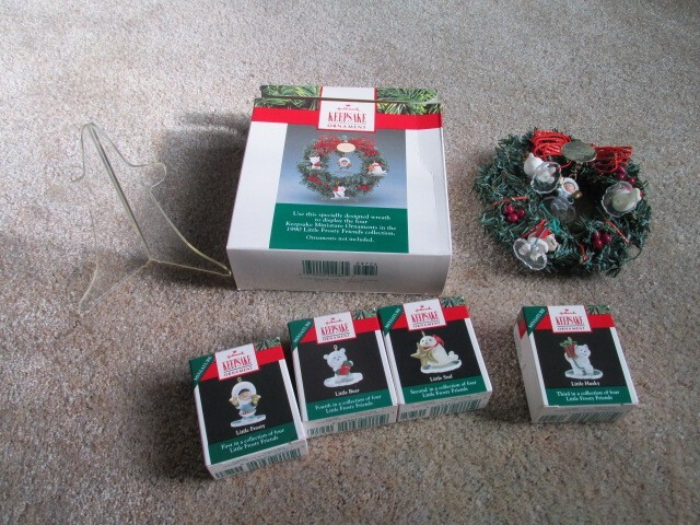 Hallmark 1990 Keepsake Little Frosty Friends Wreath with 4 Miniature Ornaments