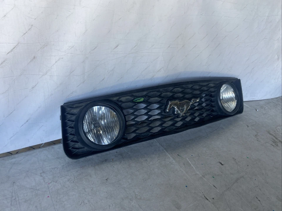 Ford Mustang 2005-2009 parrilla central con faros antiniebla y emblema OEM Foto 3 de 4