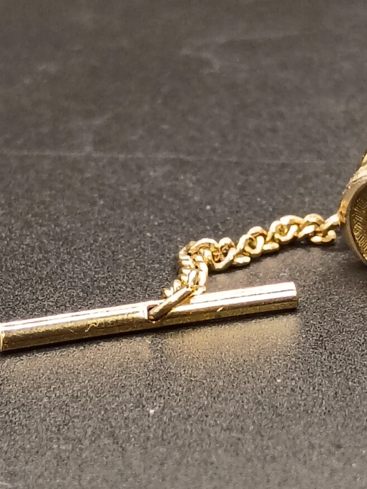 Gemelos/tachuela de corbata MCM Swank Wrap de colección tono dorado con cabujones de color jade Foto 4 de 4