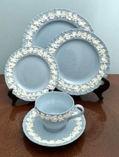 WEDGWOOD Queen's Ware Shell Edge 5 Piece PLACE SETTING Cream on Lavender