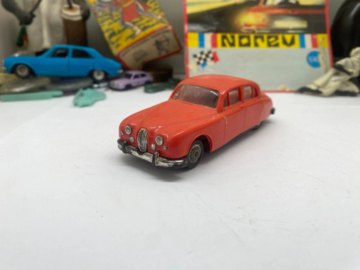 Ancienne Norev Plastique - Jaguar Type E, Tchécoslovaquie, échelle 1/43, Rouge