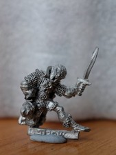 Männliche Drow hockendes & glattes Haar AD&D ADD68 Metall Zitadelle Miniatur Oldhammer
