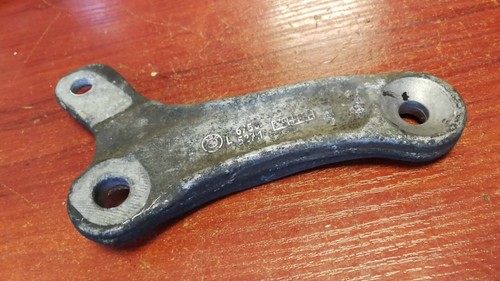 BMW 5 (E60, E61) 2004 Stabilisator Buchse Halter vorne links 6758527