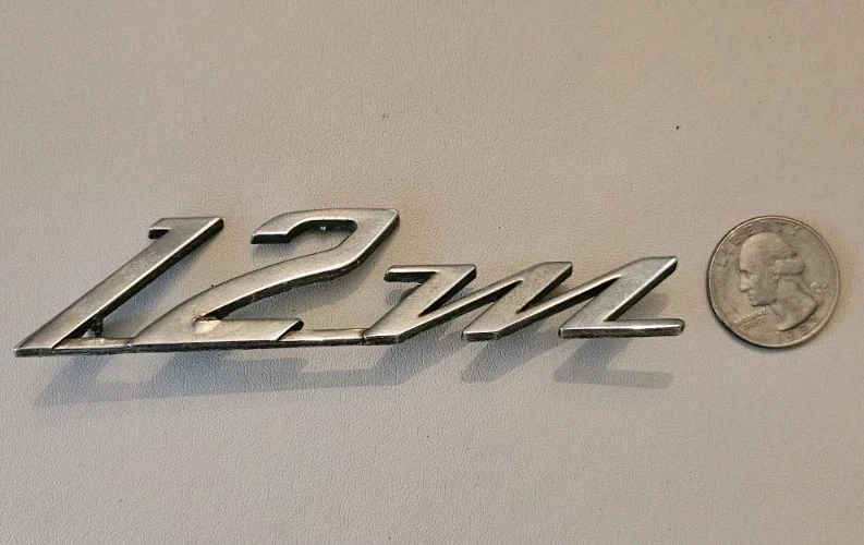 Ford Taunus 1959-1962 emblema de guardabarros de metal "12M" - como se quitó - P/N - 11452404 Foto 2 de 4