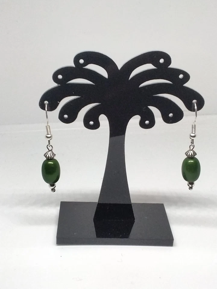 Pendientes de cuentas milagrosas verdes inusuales con detalles de plata Foto 2 de 4