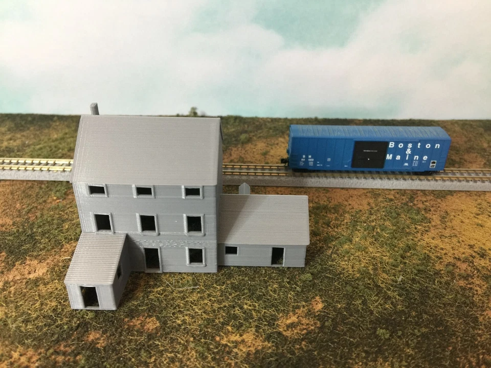 Casa de campo de 3 pisos con cobertizo y edificio de tiendas - escala Z 1:220 - totalmente montada Foto 2 de 4