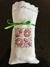 Bolsa de regalo o bolsa de golosinas punto de cruz "Abrazos y besos"