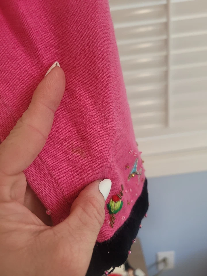 Cardigã Berek com gatos pretos, rosa, miçangas, lantejoulas, berloques, bordados - Imagem 2 de 2