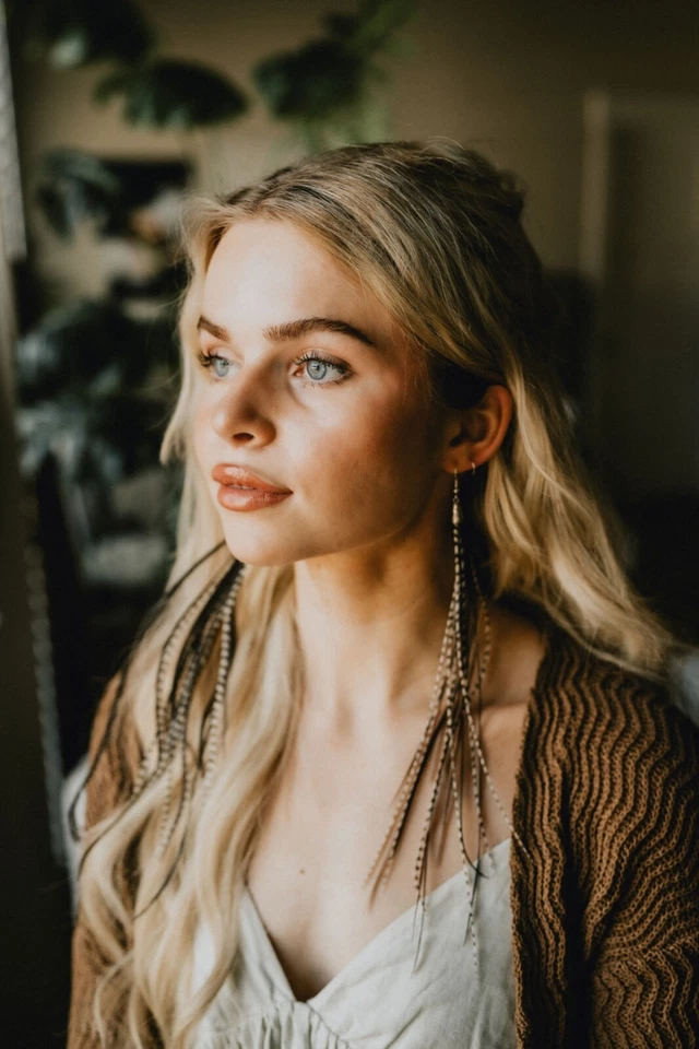 Pendientes largos de plumas pardas negros naturales inspirados en Owlita personalizados Foto 2 de 2