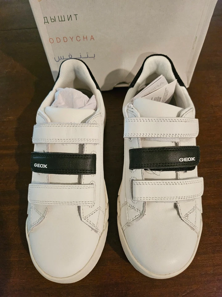 Zapatilla Geox Hyroo Boy en Blanco/Negro J35GWB-085BC-C0404 Talla 4 MFRP $95 Foto 2 de 4