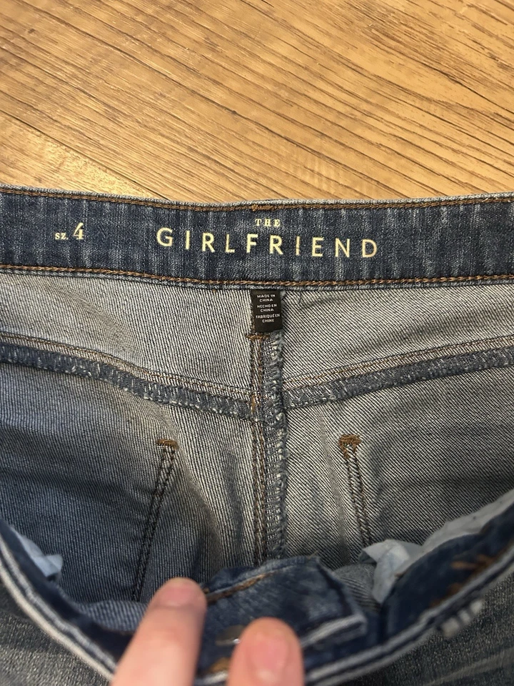 Pantalones de mezclilla White House Black Market Girlfriend tiro medio bordado floral talla 4 Foto 3 de 4