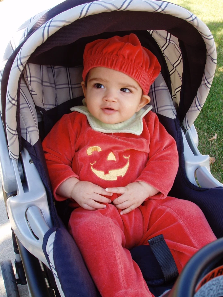 Lindo Usado en Excelente Condición Lttle Me Calabaza Halloween Disfraz Bebé 9M Terciopelo Con Capucha Manga Larga Foto 4 de 4