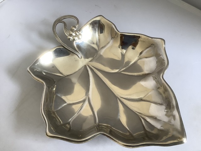 Piatto a forma di foglia placcato argento in scatola ottime condizioni- Piatto a forma di foglia placcato argento in scatola ottime condizioni-