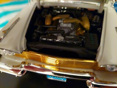 BOLD FAIRFIELD MINT 1:18 '57 PLYMOUTH FURY WHITE & GOLD, DRIVERS