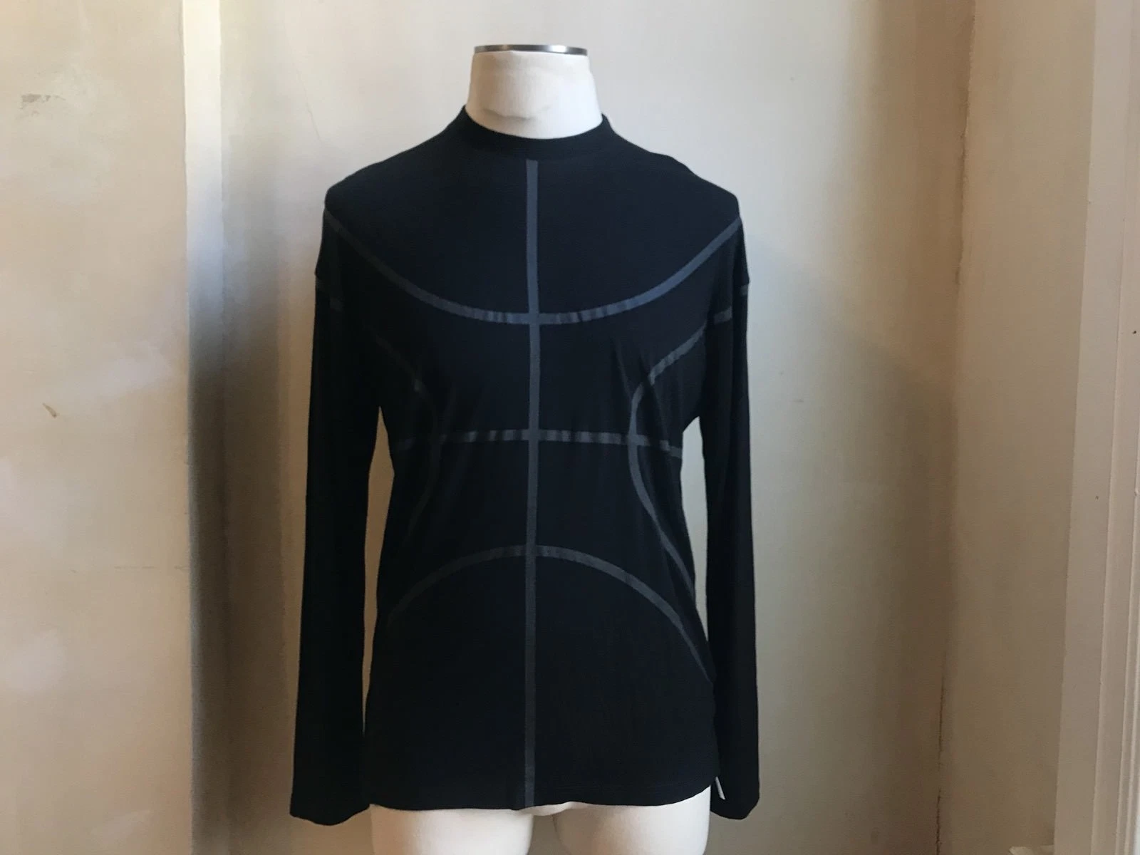 Givenchy — GIVENCHY RUNWAY BLACK BASKETBALL SILHOUTTE PRINT LONG SLEEVES T SHIRT S XS