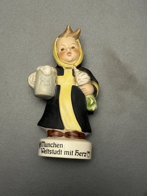 Goebel/Hummel 5 1/8'' Figurine L Mun44,  Munchen Weltstadt Mit Herz  1970
