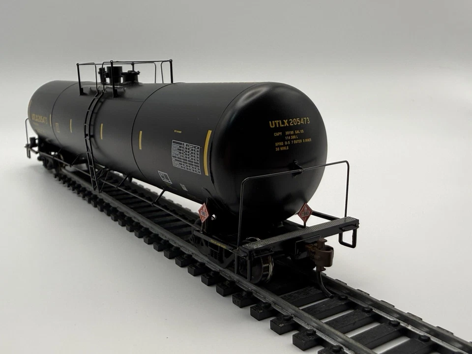 HO InterMountain UTLX 33,000 Gal Tank Car 205473 – Kadee Couplers Metal Wheels - Image 4 of 4