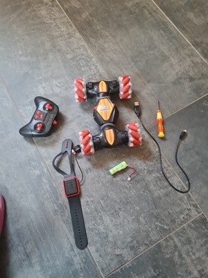 Remote Control Stunt Car 4WD RC Vehicle with Hand Gesture Control & Lights DE