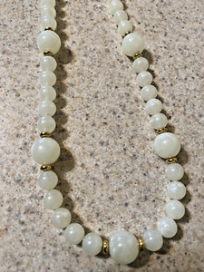 ELEGANT VINTAGE CREAM & GOLD TONE BEADED 24" FROM END TO END NECKLACE