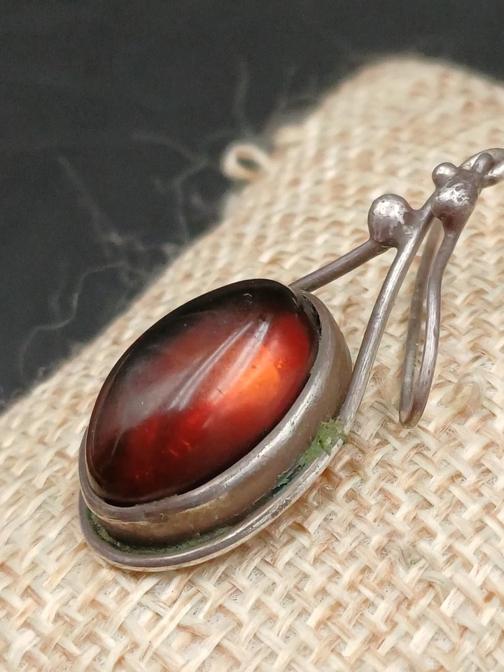 ORECCHINI PENDENTI ETNICI CON CABOCHON AMBRA NATURALE - Immagine 3 di 4