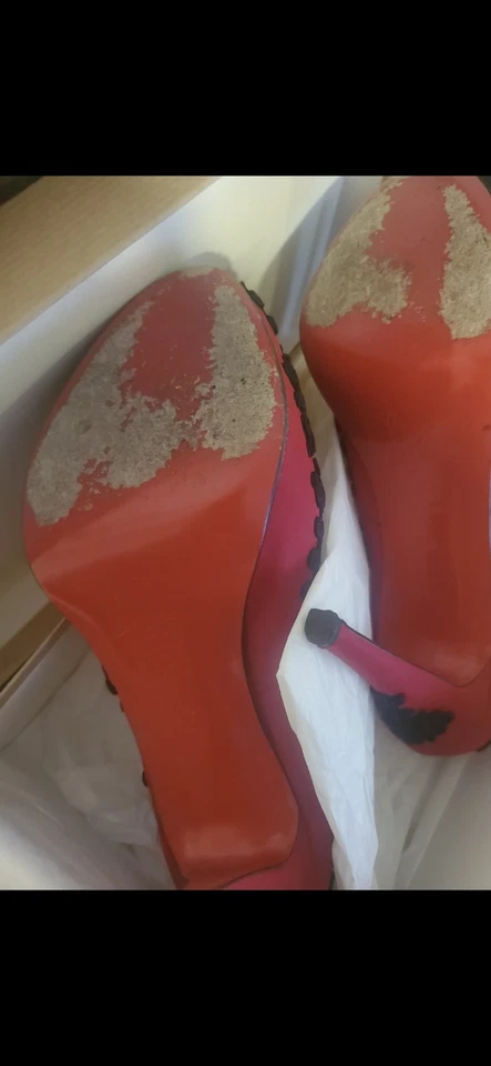 Tacones Christian Louboutin talla 40, estilo raro, rojos Foto 2 de 3