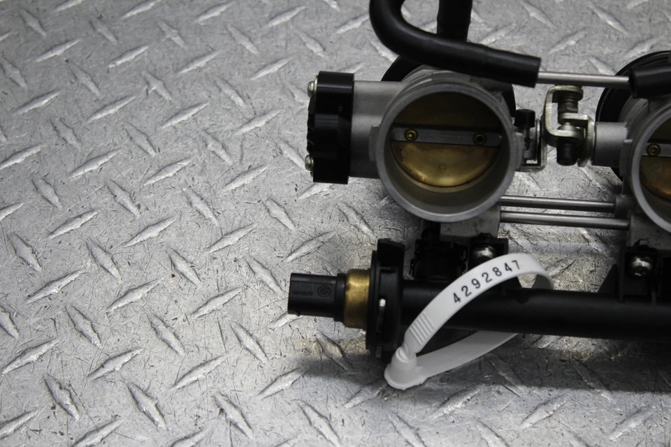 2010 BMW F800GS MAIN FUEL INJECTORS / THROTTLE BODIES - Imagem 2 de 4