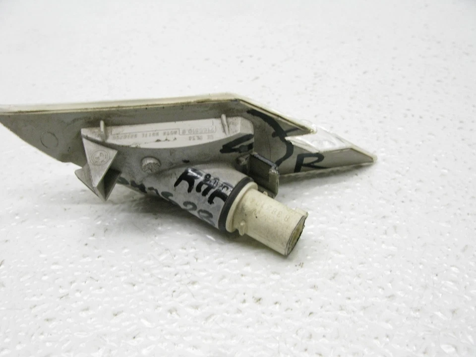 04-10 BMW E63 E64 645Ci 650i M6 FENDER TURN LIGHT SIDE SIGNAL OEM 040523 - Image 2 of 4