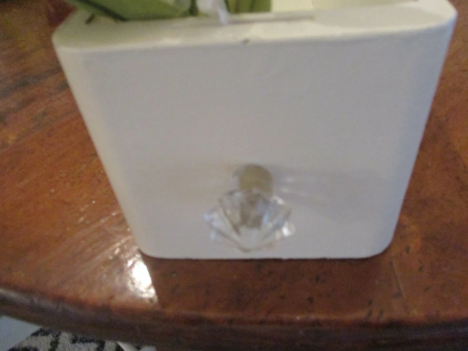 Antiguo cajón de coser de madera/pintado blanco cremoso con perilla de cristal. Almacenamiento/pantalla Foto 2 de 4