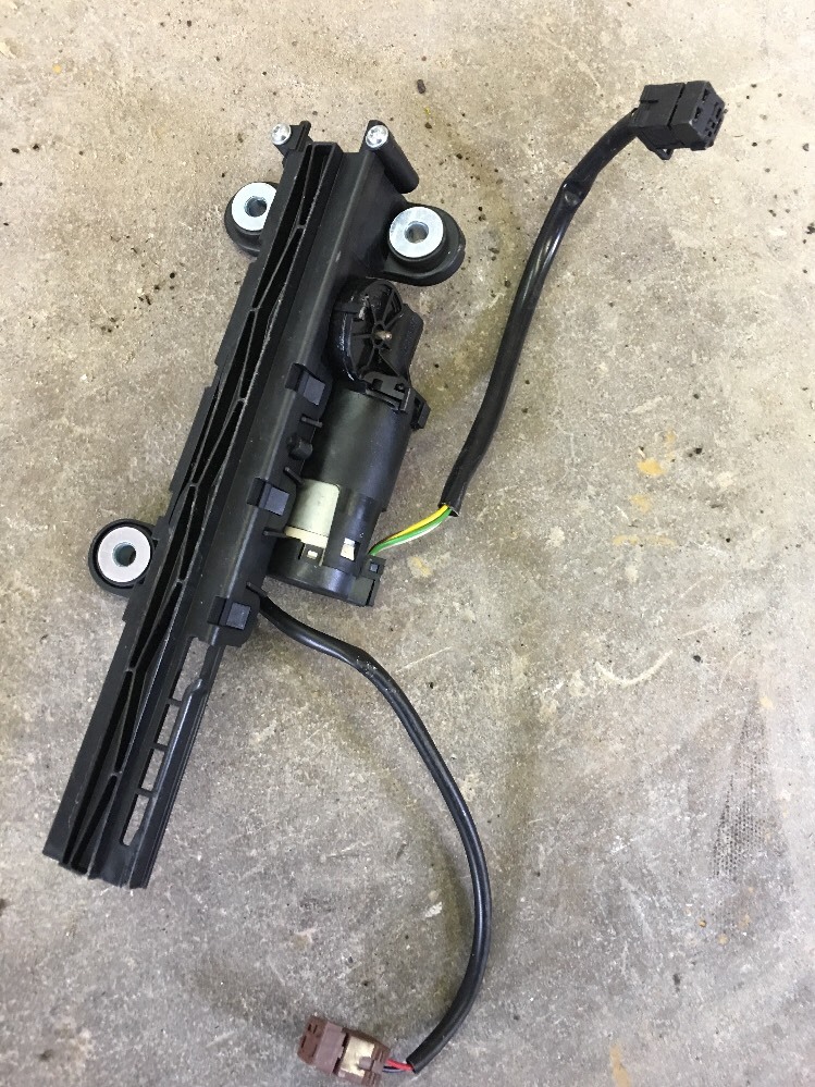 0813 BMW E92 M3 COUPE LEFT DRIVER SEAT BELT TENDER EXTENDER ARM