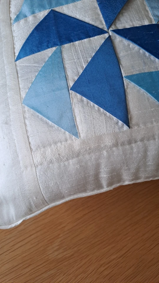 Cojín de seda pequeño hecho a mano con patchwork acolchado a mano con almohadilla Foto 2 de 3