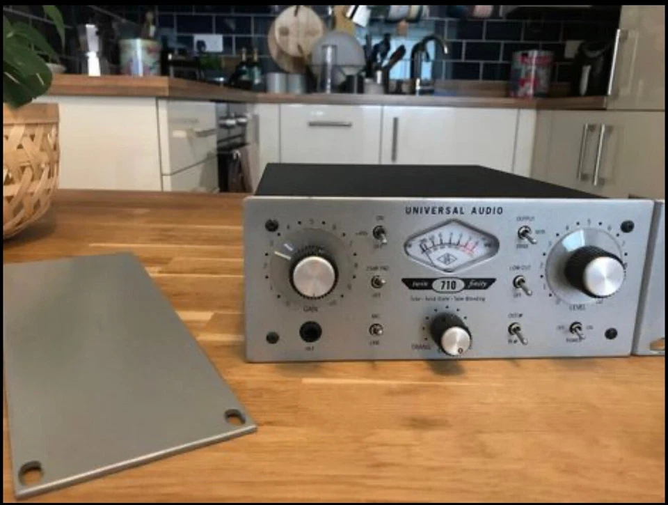 Universal Audio 710 Twin-Finity Tone-Blending Mic Preamp DI Box - Image 4 of 4