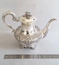 CAFFETTIERA ANTICA IN ARGENTO MASSICCIO DI QUALITA', CRESTATA, REGENCY. 879 gms.  LON. 1834