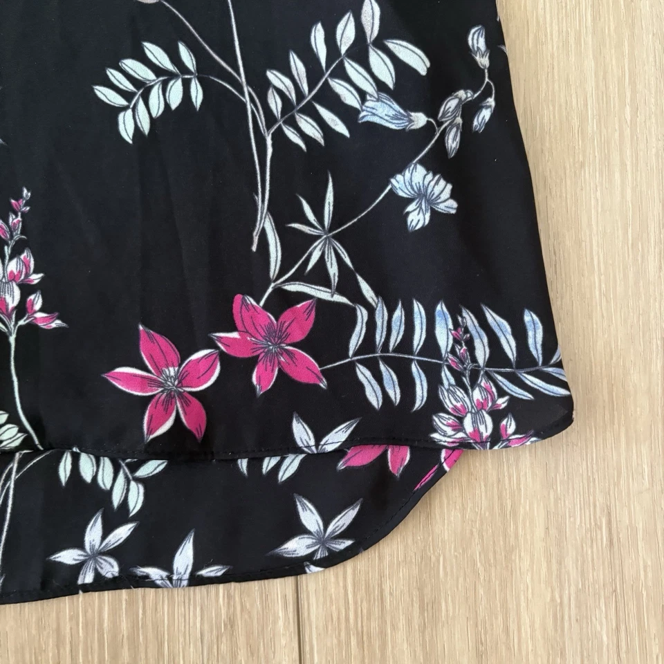 Camiseta sin mangas Vince Camuto floral negra y rosa talla mediana Foto 2 de 4