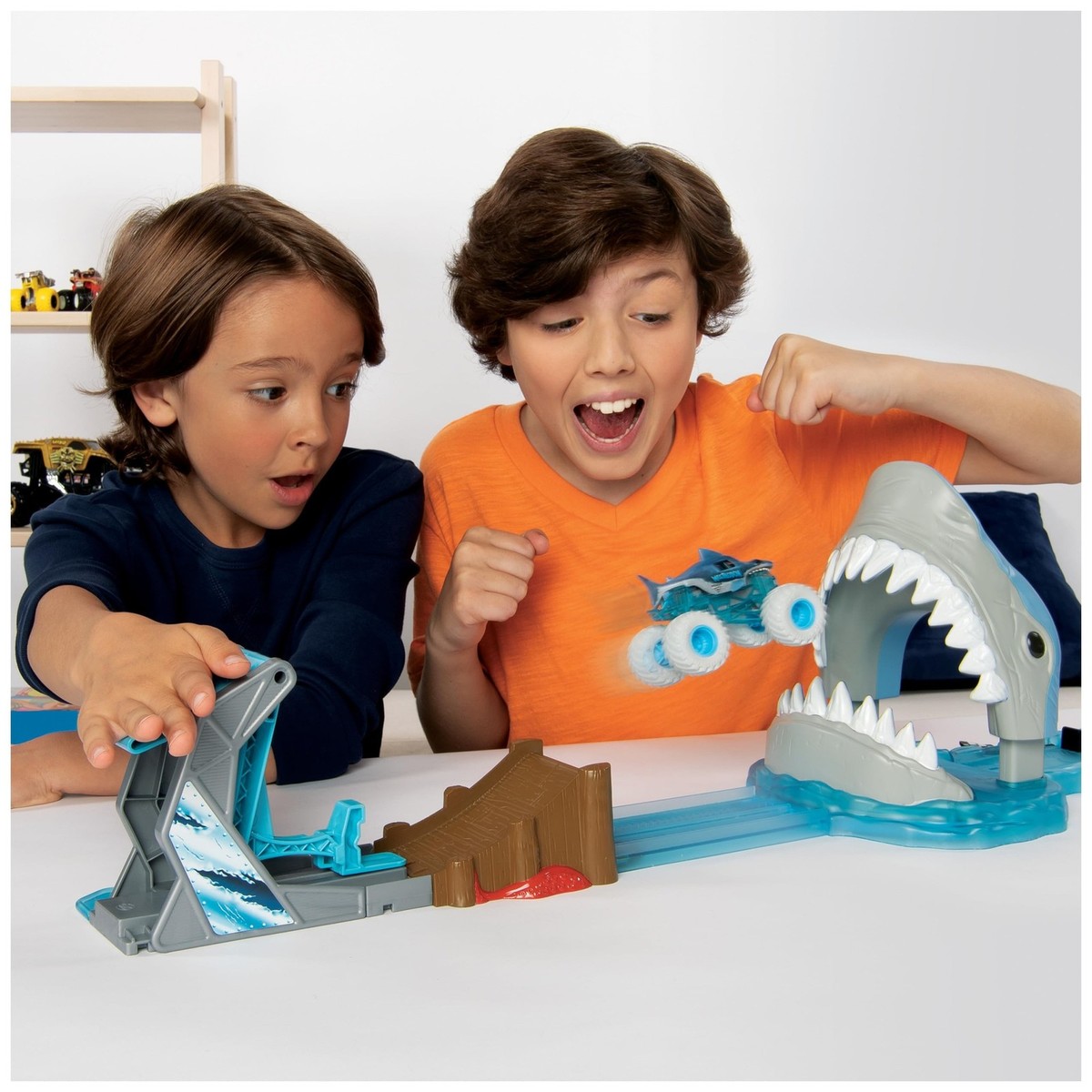 Monster Jam, Official Megalodon Mayhem Playset with Exclusive 1:64