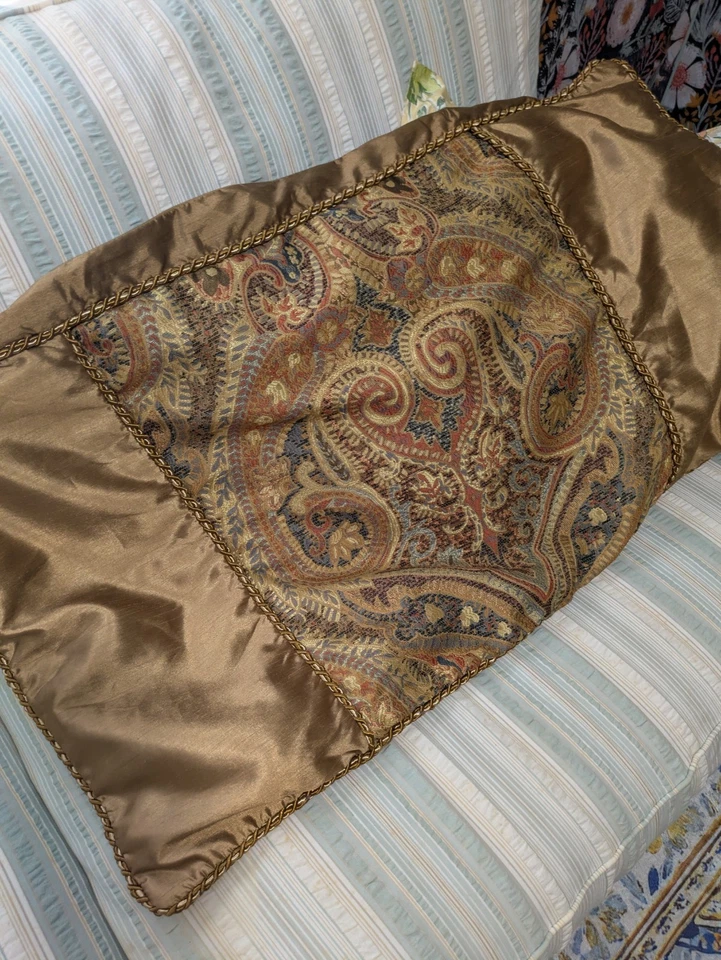 Bed Bath & Beyond King Size Ornate Gold Multicolor Paisley Tapestry Comforter. - Image 4 of 4
