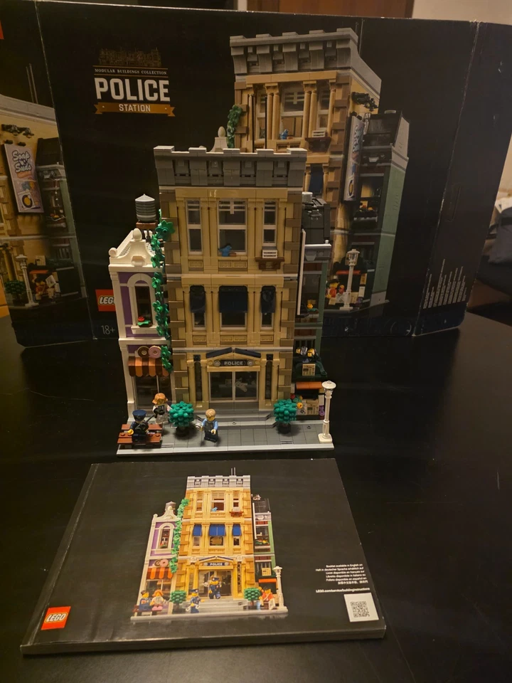 LEGO Modular Buildings 10278 Police Station, foto 1 di 2