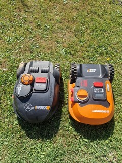 2x WORX Landroid 700 Mähroboter inkl. Ladestationen und Netzteilen