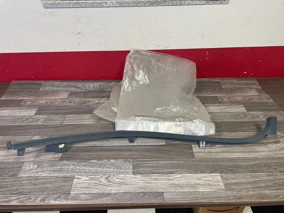 Chrysler New Yorker 1987 LH borde delantero de cubierta de pilar B moldura nos 725 Foto 2 de 4