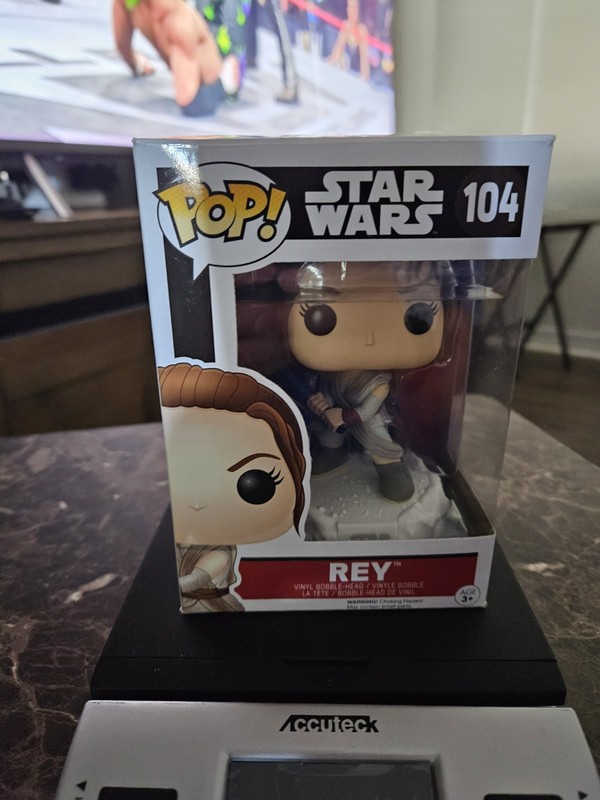 Funko Pop! Vinyl: Star Wars - Rey (w/ Lightsaber) #104