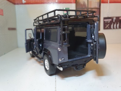 Land Rover Defender TDCi 110 Fuji White All Doors Open Lights 1:32 Scale Model - Picture 24 of 24
