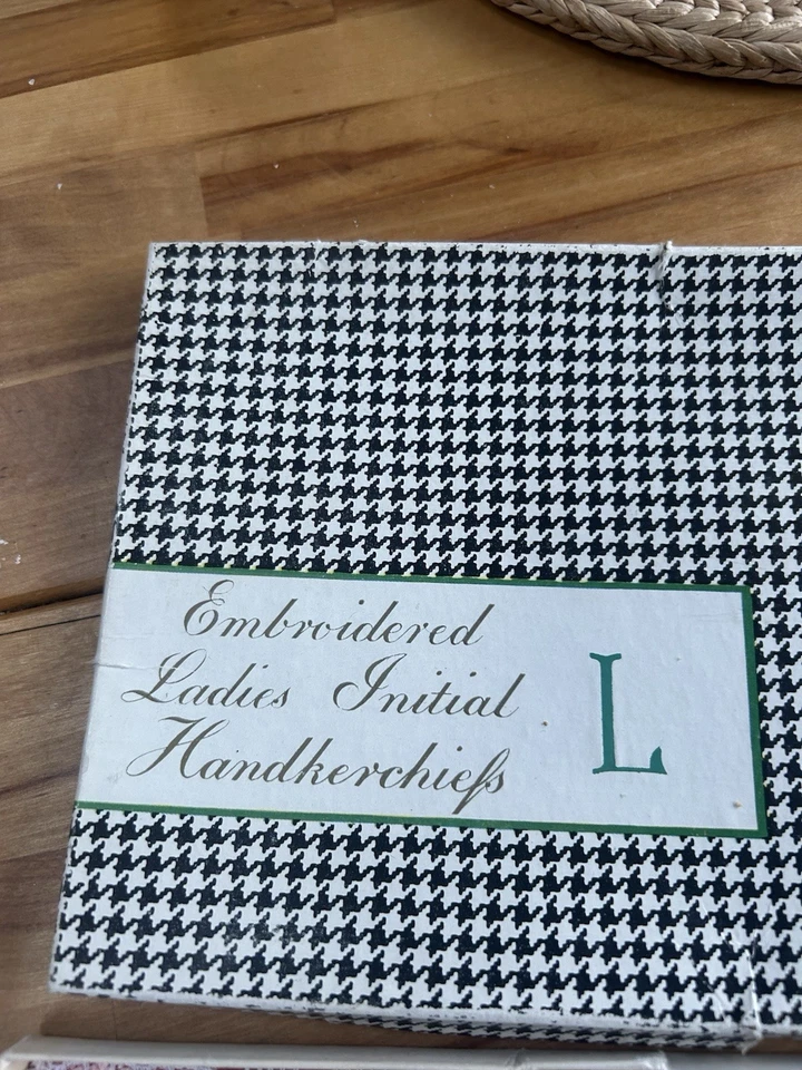 Ladies Made In Ireland Handloom Cotton Lace Hankies Initial L. Boxed. MR26265 - Image 4 of 4
