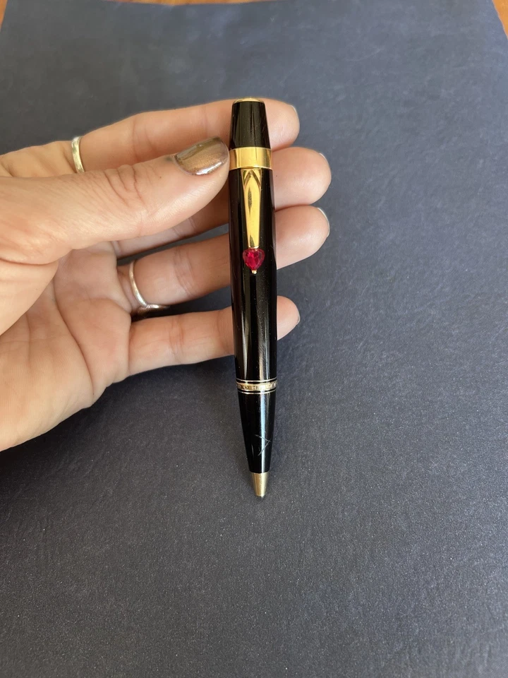 Bolígrafo Montblanc Boheme en forma de M Rouge Twist Foto 4 de 4